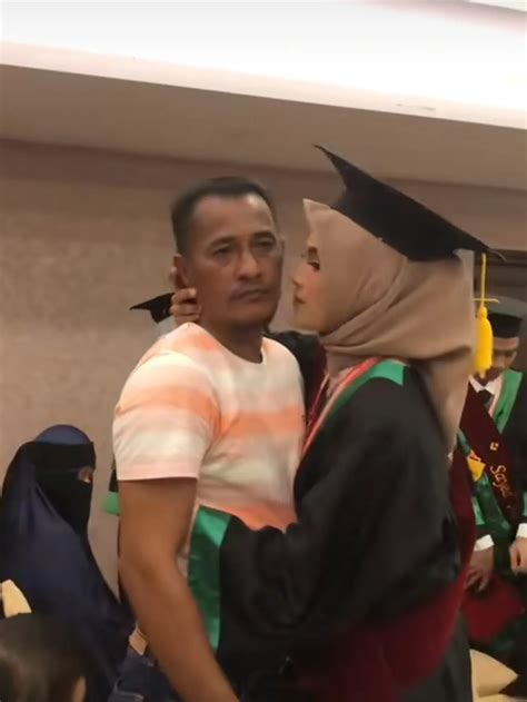 Viral Ekspresi Ayah Menahan Tangis Di Wisuda Putrinya Penuh Haru Hot