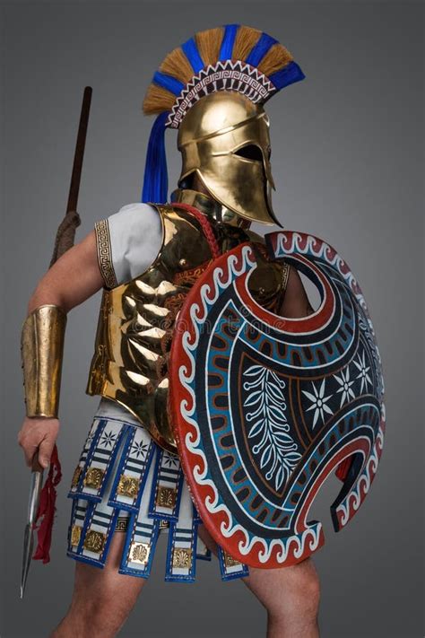 Griekse Krijger Uit De Oudheid Met Bronzen Plaat Armor En Helm Stock