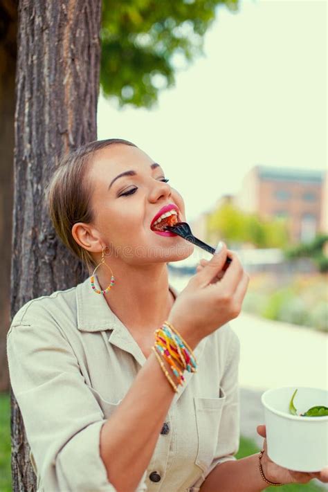 Sexy Latina Gostando De Comer Salada Em Olhos Fechados Foto de Stock Imagem de étnico fresco