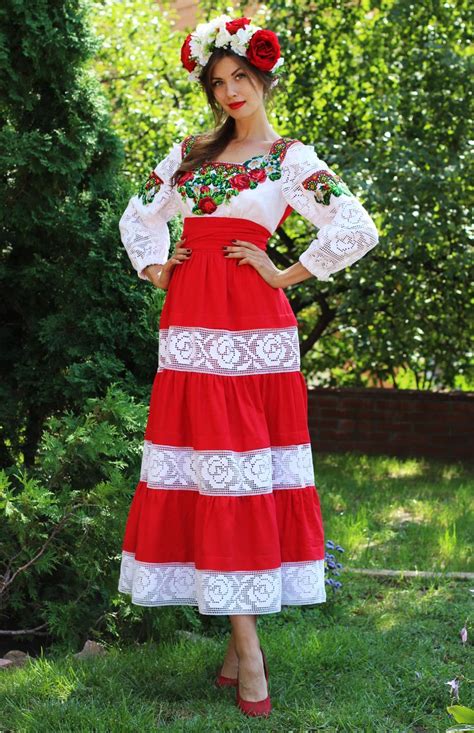 Сукня червона троянди з бісеру | Folk fashion, Traditional outfits, Fashion