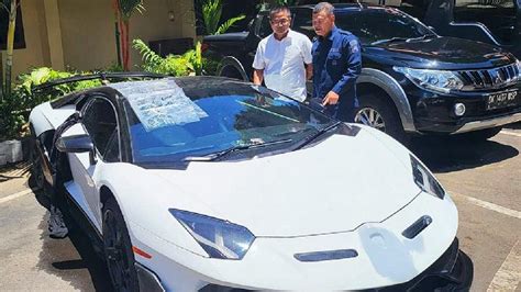 Lamborghini With A Fake License Plate Cover Story