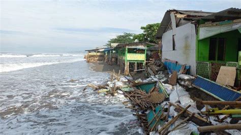 Pesisir Pantai Pelabuhan Ratu Diterjang Gelombang Tinggi Sejumlah