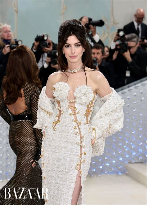 Anne Hathaway là người duyên dáng nhất Met Gala 2023