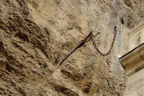 Lot Mais Qui A Volé Durandal La Légendaire épée De Roland Fichée Dans