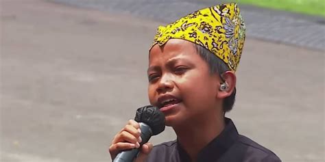 Viral Video Farel Prayoga Sholat Berjemaah Setelah Agamanya Jadi