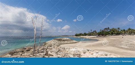 Panorama Del Embarcadero Y La Playa De Kuta En Bali Foto De Archivo