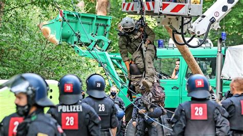 A 49 Barrikaden im Forst bei Großeinsatz der Polizei geräumt