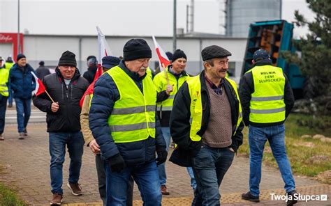 Rolnicy nadal protestują Dziś blokują drogi w Słupcy Twoja Słupca