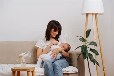 Mãe Caucasiana Está Amamentando Seu Bebê Decentemente Sem Se Expor