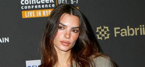 Supermodel Emily Ratajkowski Shows Her Incredible Figure In A Revealing Top