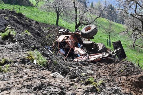 Si Ribalta Con Escavatore Grave Un 79 Enne