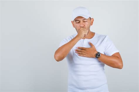 Hombre Joven Que Sufre De Tos En Camiseta Blanca Gorra Y Aspecto