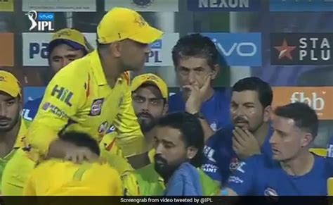 Ipl 2018 Kkr Vs Csk धोनी से आशीर्वाद लेने के लिए फैन ने किया ऐसा देखते रह गए विदेशी खिलाड़ी