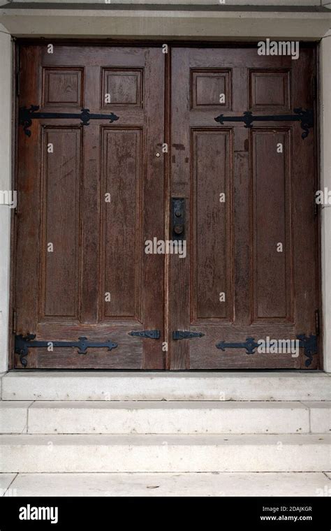 Estas Viejas Puertas Dobles De Madera Marrón Parecen Casi Medievales