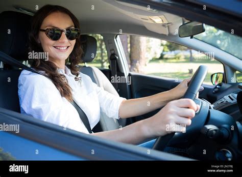 Belle Femme L Gante Au Volant D Une Voiture Banque D Images Photo