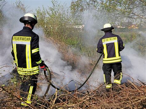 Auflagen verletzt Feuerwehr löscht Osterfeuer in Lebenstedt