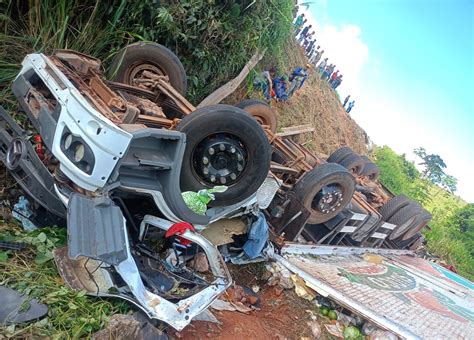 Caminhão baú despenca em ribanceira e motorista morre na Transamazônica