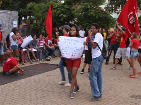 G1 Estudantes protestam contra reajuste na tarifa de ônibus em Montes