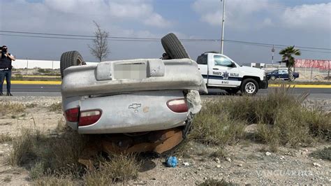 Familia sufre volcadura mientras se dirigían a trabajar en Saltillo