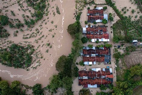 Banjir Bandang Terjang Perumahan Di Semarang