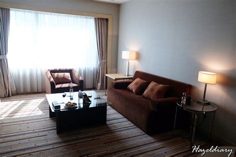 DoubleTree by Hilton JB-Suite with living room | HazelDiary