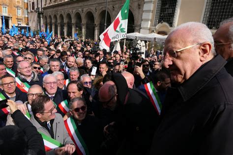 Autonomia a Roma la protesta dei sindaci del Sud L Italia è una e