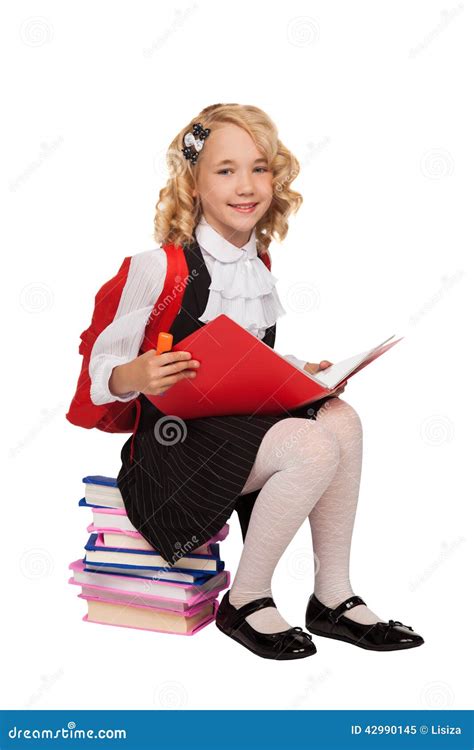 Petite Fille Blonde S asseyant Sur Les Livres Tenant Le Manuel Image stock Image du séance
