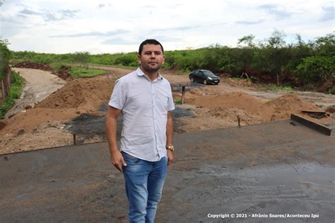 Prefeito Robério Rufino visita construção de passagem molhada em Pau de