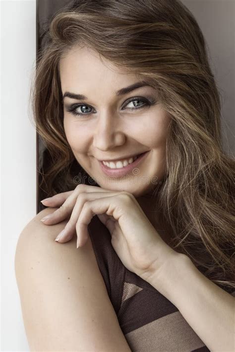 Lachender Brunette Mit Make Up Und Dem Langen Haar Stockfoto Bild Von