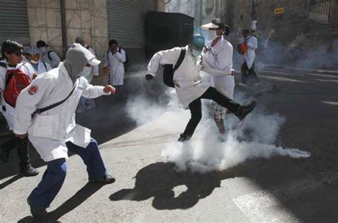 Fuertes Protestas De Trabajadores De La Salud En Bolivia