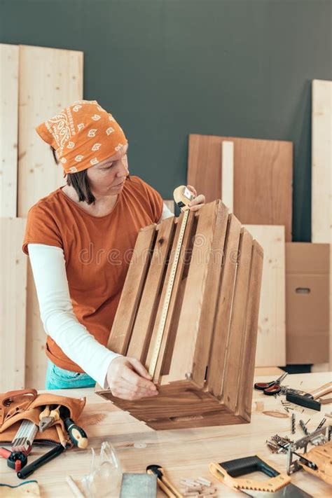 Cinta Femenina Del Carpintero Que Mide El Caj N De Madera Foto De