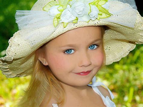 Niña sonriente hermosos ojos sombrero blanco hermoso hermoso