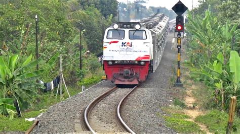 Melihat Kereta Api Eksekutif Melaju Kencang Di Ujung Timur Tasikmalaya