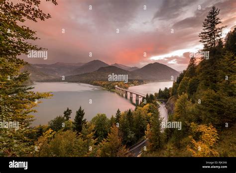 Pont Sur Le Barrage De Sylvenstein Banque De Photographies Et Dimages