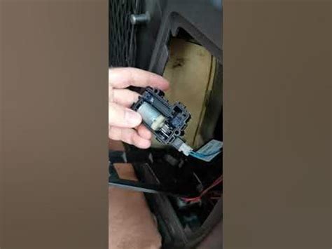 Работа старого моторчика активатора лючка бензобака Опель Зафира-Б ...
