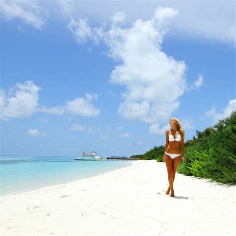 Femme Dans Le Bikini Image Stock Image Du Personne Nature 21622821