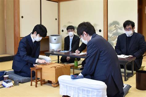 藤井聡太竜王、広瀬章人八段と対局開始 渡辺明名人への挑戦権懸けa級順位戦プレーオフ 社会写真ニュース 日刊スポーツ