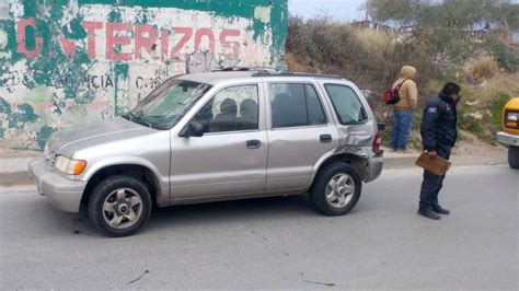 Cambia sin precaución de carril y provoca un choque