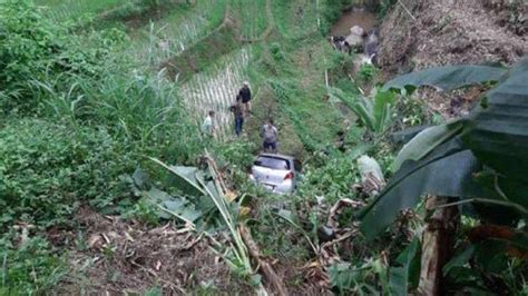 Mobil Terjun Ke Jurang Di Rancakalong Sumedang Pengemudi Diduga Kurang