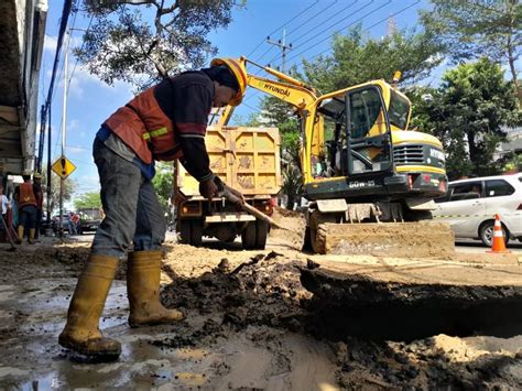 Aspal Menjulang Di Jalan Pasar Kembang PDAM Surabaya Ada Rehabilitasi