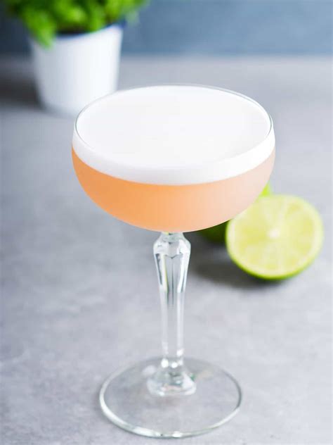 Clover Club Cocktail Recipe - HowdyKitchen