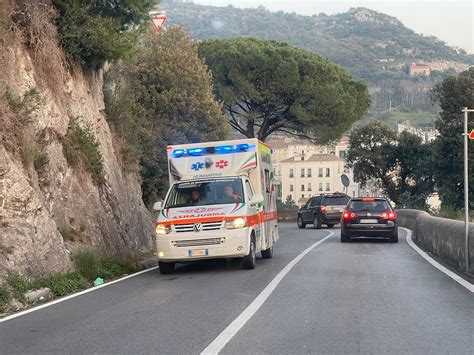 Il Vescovado Incidente Tra Cetara E Vietri Sul Mare Conducente Moto