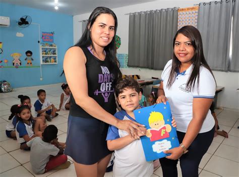 Al M Da Sala De Aula Professora Alfabetiza Crian As Enviando Maleta Da