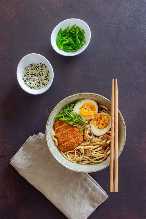 Zupa Ramen Z Makaronem Wieprzowiną Grzybami I Jajami Kuchnia Japońska