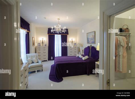 Elvis presley graceland bedroom hi-res stock photography and images - Alamy