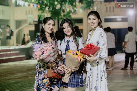 Nữ sinh hot nhất MXH Võ Ngọc Trân cùng bạn bè đội mưa tri ân thầy cô và cha mẹ