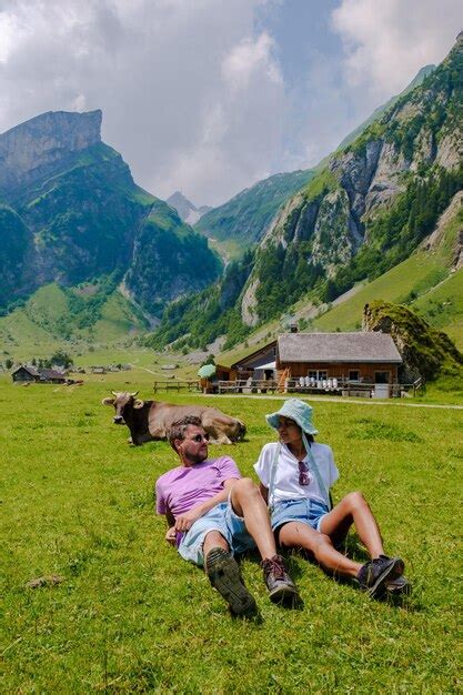 Pareja De Hombres Y Mujeres Visitando El Lago Seealpsee En Las Monta As