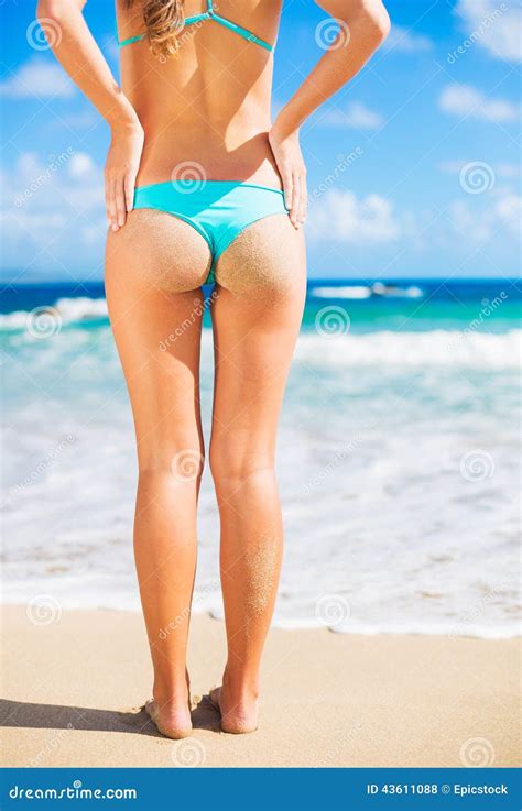Sexy Frau Im Kleinen Bikini Auf Dem Strand Stockfoto Bild Von Hawaii Karosserie 43611088