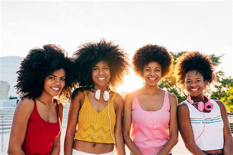 Afro Women Friends Hanging Out In The City Del Colaborador De Stocksy