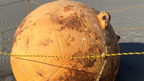 Bola Raksasa Misterius Terdampar Di Pantai Jepang Foto Tempo Co